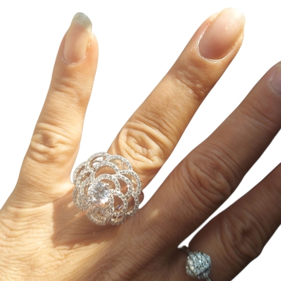 Stunning 925 Silver Faceted Crystal Camellia Flower Ring - Picture 3 of 7